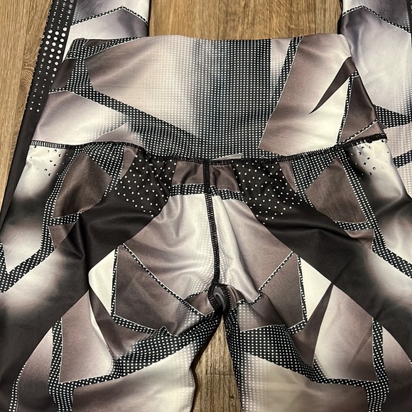 Black & White Geometric High Waist Leggings - Picture 5 of 5